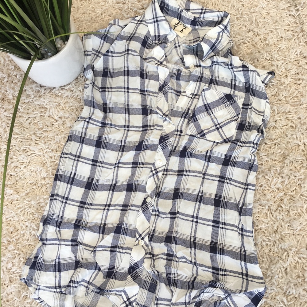 Cute plaid button up